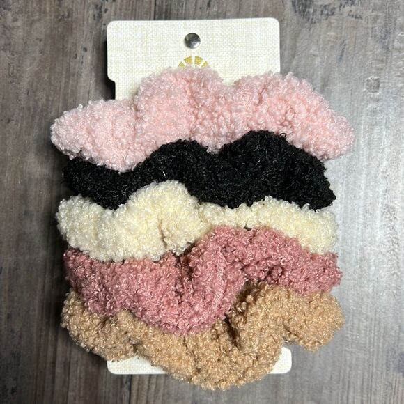 C&c California Bunch Of 5 Neutral Soft & Fluffy Faux Sherpa Hair Scrunchies NWT - Picture 1 of 3